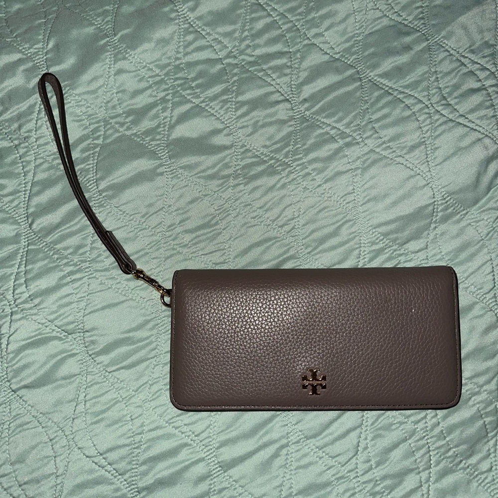 TORY BURCH wristlet wallet. Greyish color. Great condition